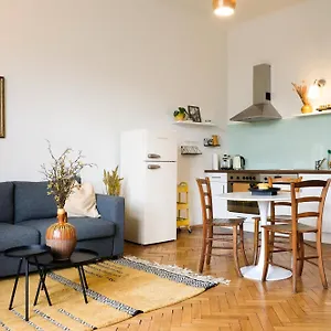 Stilvolles Apartment Im Zentrum Mit Parkplatz Apartman